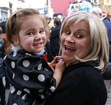05 small girl and mother PICT2664.jpg - 46802 Bytes